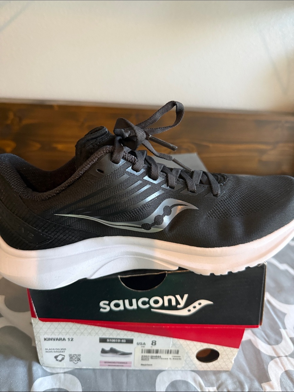 Saucony Kinvara 12 shoe Black and White New Size 8